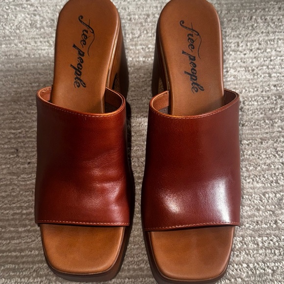 FREE PEOPLE CLOGS - Picture 4 of 5